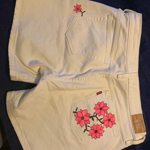 Hand-Painted Pink Flowers Levi’s White Jean Shorts - Picture 1 of 8